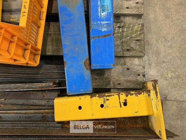 Pallet met diverse soorten ijzer bescherm stukken pallet stelling - afbeelding 5 van  5