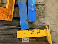 Pallet met diverse soorten ijzer bescherm stukken pallet stelling - afbeelding 5 van  5