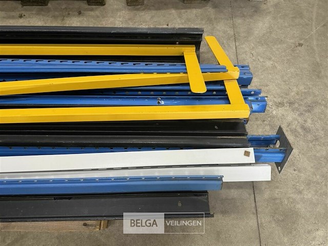 Pallet met diverse soorten ijzer - afbeelding 3 van  5