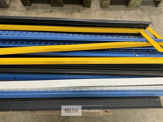 Pallet met diverse soorten ijzer - afbeelding 4 van  5