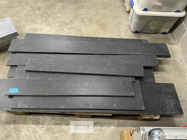 Pallet met diverse venstertabletten - afbeelding 2 van  4
