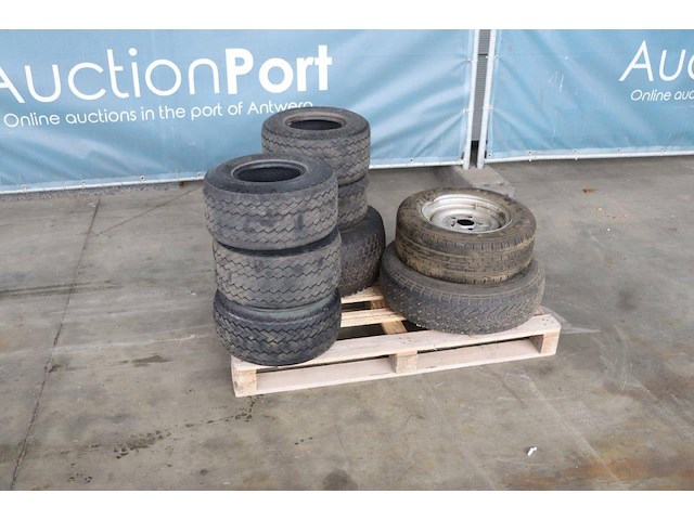 Pallet met diversen banden - afbeelding 1 van  1