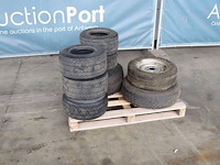 Pallet met diversen banden - afbeelding 1 van  1