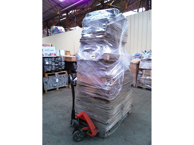 Pallet met dozen - afbeelding 1 van  4