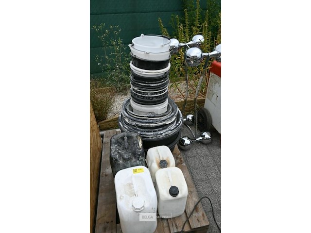 Pallet met emmers en kuipen en kompactuna - afbeelding 1 van  3