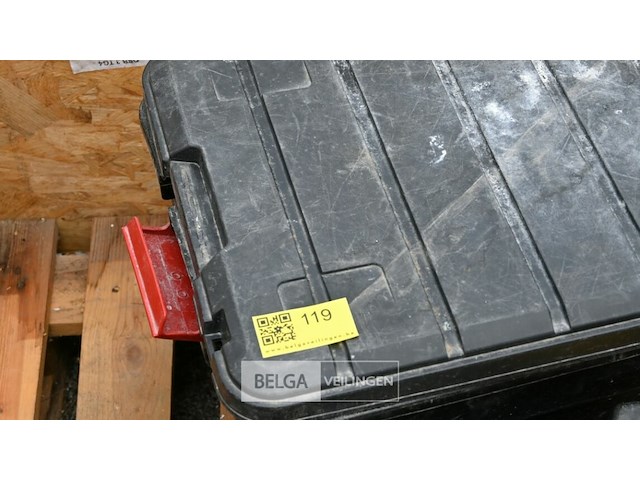 Pallet met emmers en kuipen en kompactuna - afbeelding 2 van  3