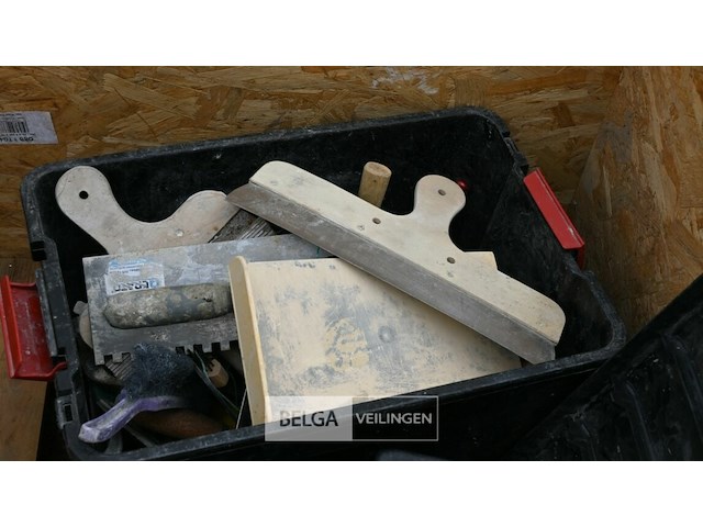 Pallet met emmers en kuipen en kompactuna - afbeelding 3 van  3