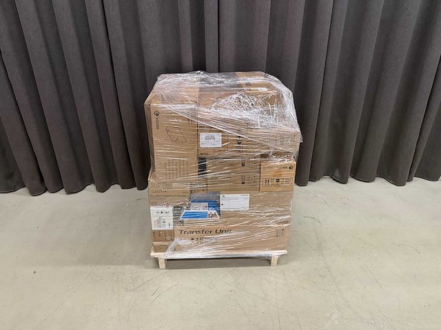 Pallet met gemengde supplies en onderdelen - afbeelding 1 van  4