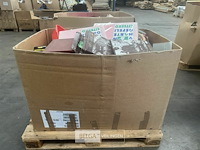 Pallet met inhoud diverse consumenten goederen