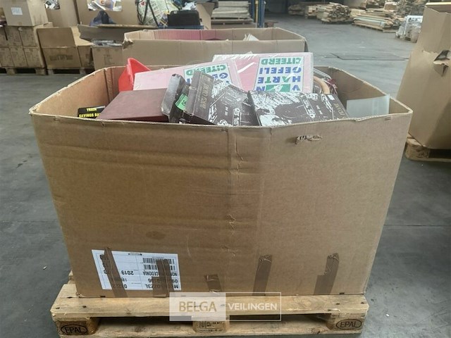 Pallet met inhoud diverse consumenten goederen - afbeelding 2 van  7