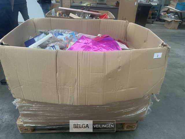 Pallet met inhoud diverse consumenten goederen - afbeelding 2 van  8