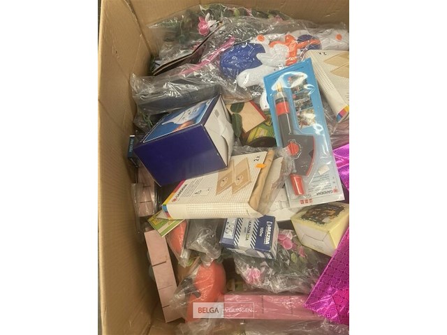 Pallet met inhoud diverse consumenten goederen - afbeelding 6 van  8