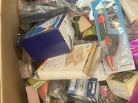 Pallet met inhoud diverse consumenten goederen - afbeelding 6 van  8