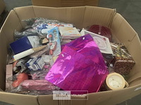 Pallet met inhoud diverse consumenten goederen - afbeelding 7 van  8