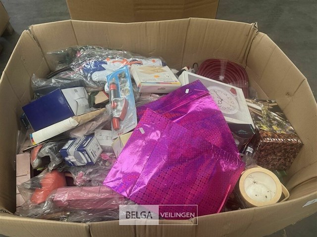 Pallet met inhoud diverse consumenten goederen - afbeelding 8 van  8