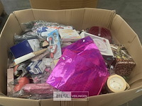 Pallet met inhoud diverse consumenten goederen - afbeelding 8 van  8