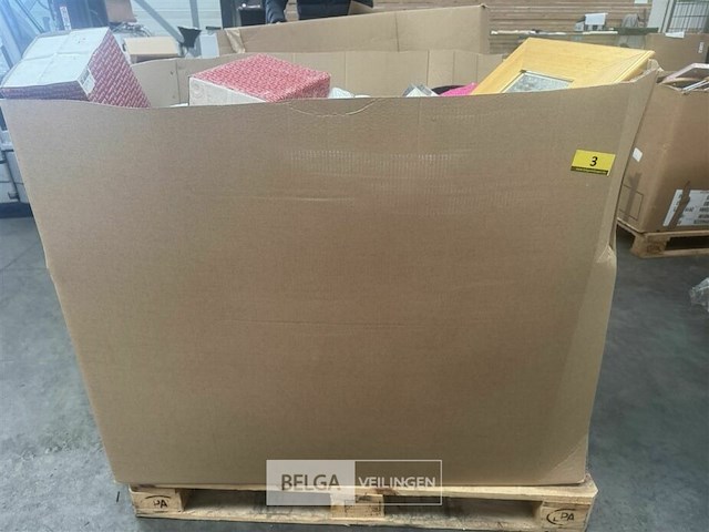 Pallet met inhoud diverse consumenten goederen - afbeelding 2 van  7