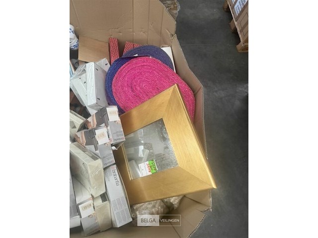 Pallet met inhoud diverse consumenten goederen - afbeelding 4 van  7