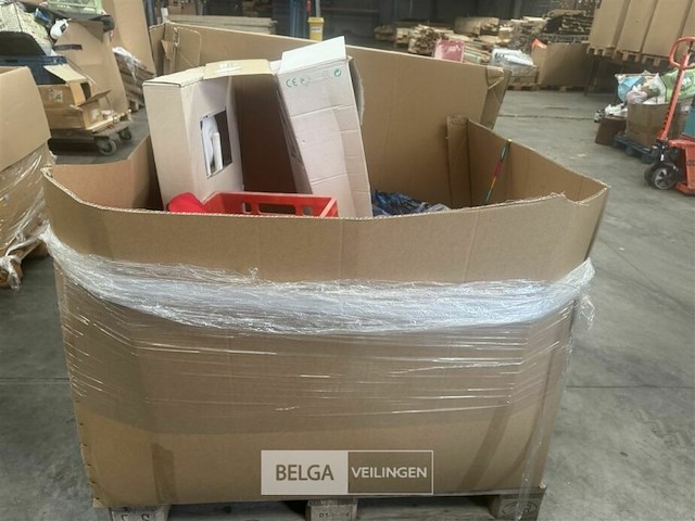 Pallet met inhoud diverse consumenten goederen - afbeelding 2 van  7