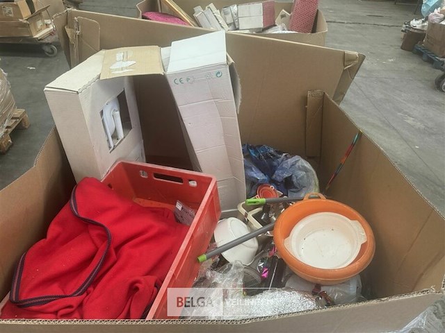 Pallet met inhoud diverse consumenten goederen - afbeelding 3 van  7
