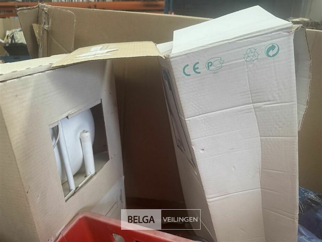Pallet met inhoud diverse consumenten goederen - afbeelding 5 van  7