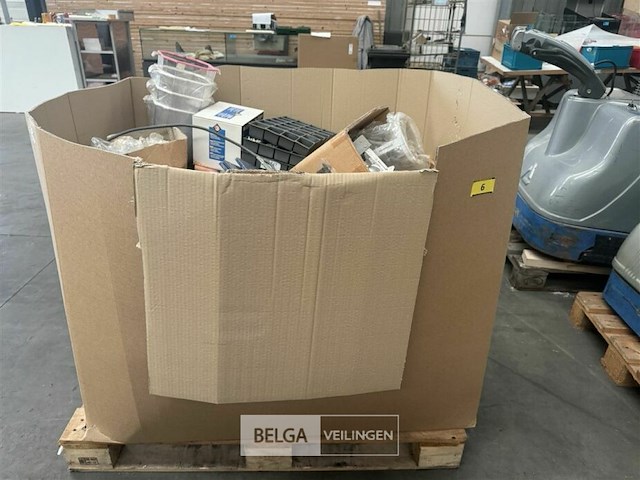 Pallet met inhoud diverse consumenten goederen - afbeelding 1 van  7
