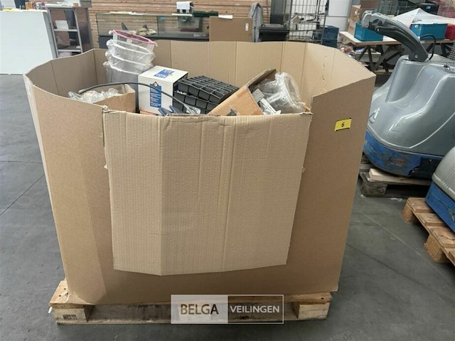 Pallet met inhoud diverse consumenten goederen - afbeelding 2 van  7