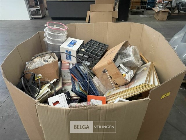 Pallet met inhoud diverse consumenten goederen - afbeelding 3 van  7