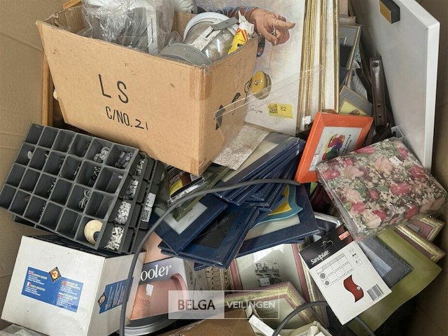 Pallet met inhoud diverse consumenten goederen - afbeelding 6 van  7