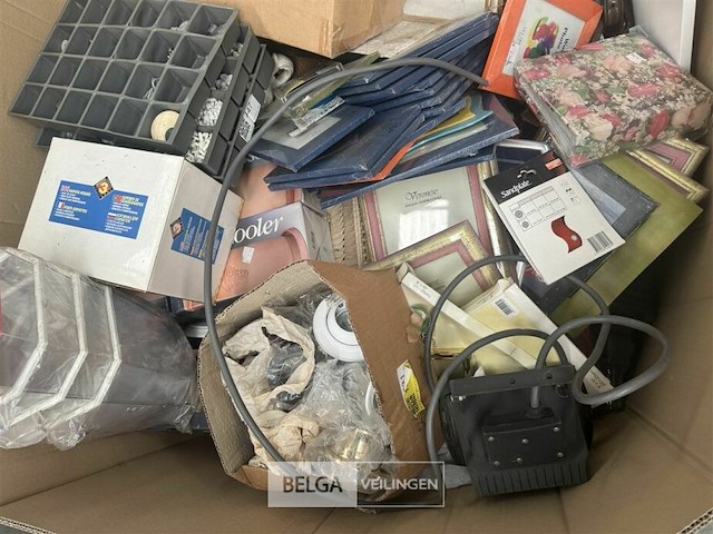 Pallet met inhoud diverse consumenten goederen - afbeelding 7 van  7