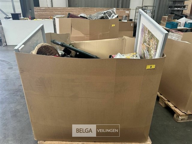 Pallet met inhoud diverse consumenten goederen - afbeelding 2 van  7
