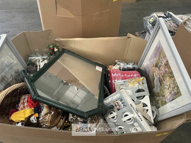 Pallet met inhoud diverse consumenten goederen - afbeelding 6 van  7