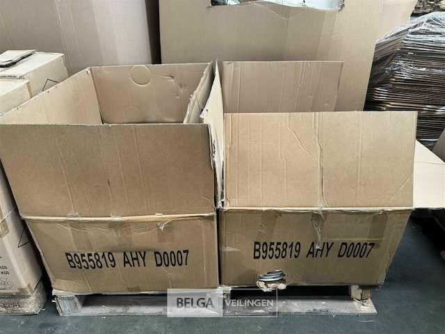 Pallet met inhoud diverse consumenten goederen - afbeelding 2 van  7