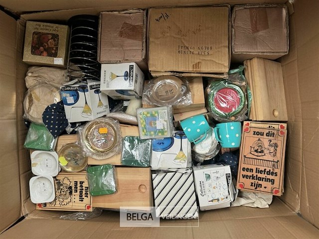 Pallet met inhoud diverse consumenten goederen - afbeelding 3 van  7