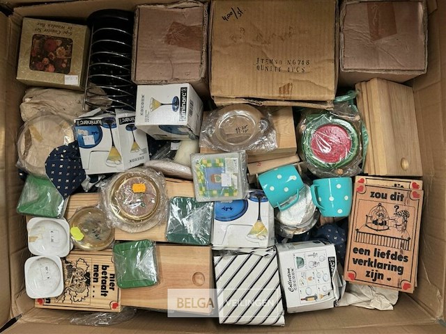 Pallet met inhoud diverse consumenten goederen - afbeelding 4 van  7