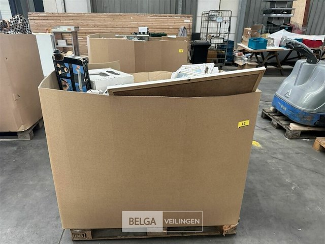 Pallet met inhoud diverse consumenten goederen - afbeelding 1 van  5