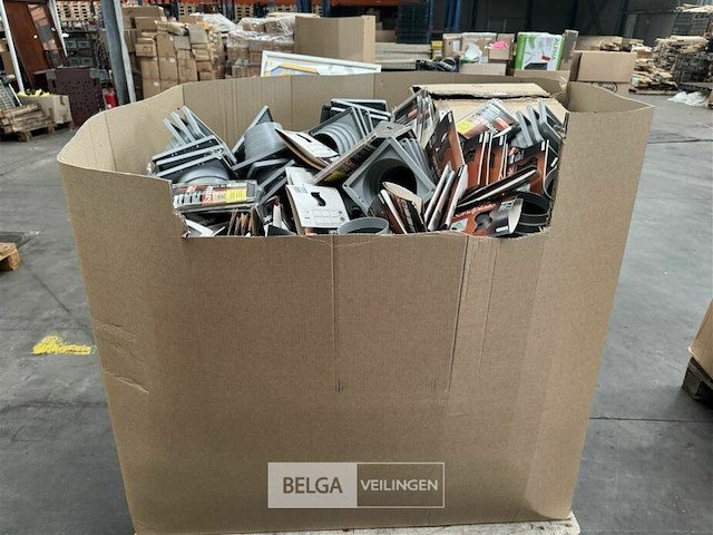 Pallet met inhoud diverse consumenten goederen - afbeelding 2 van  4