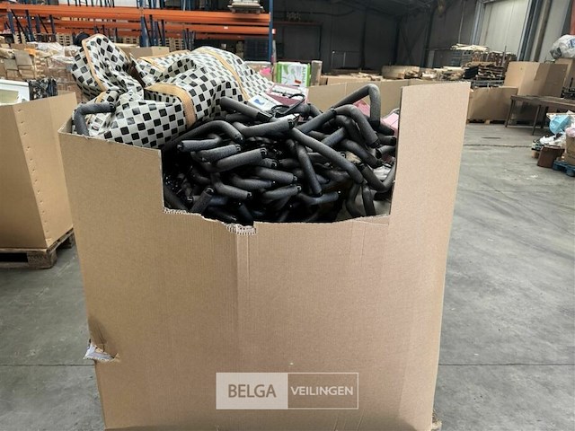 Pallet met inhoud diverse consumenten goederen - afbeelding 1 van  7