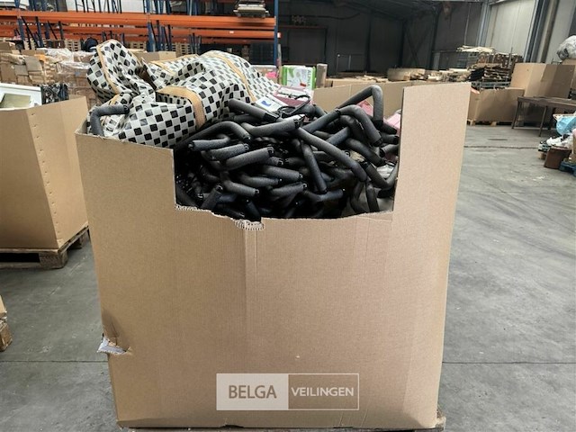 Pallet met inhoud diverse consumenten goederen - afbeelding 2 van  7