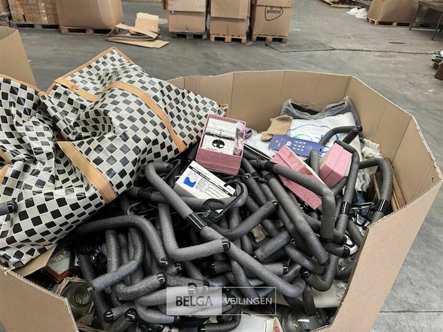 Pallet met inhoud diverse consumenten goederen - afbeelding 3 van  7
