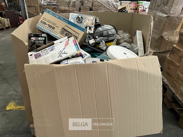 Pallet met inhoud diverse consumenten goederen - afbeelding 2 van  8