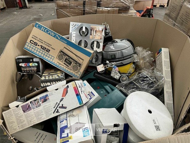 Pallet met inhoud diverse consumenten goederen - afbeelding 3 van  8