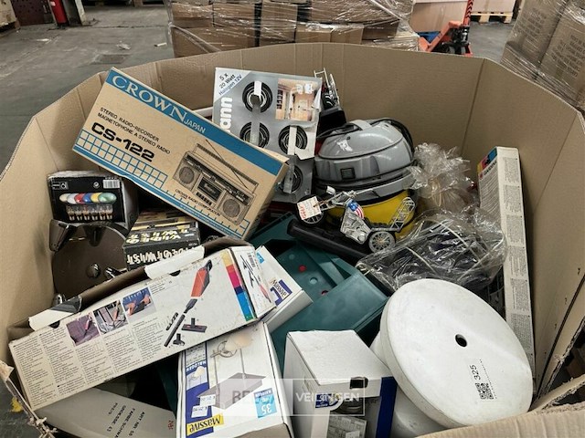 Pallet met inhoud diverse consumenten goederen - afbeelding 4 van  8