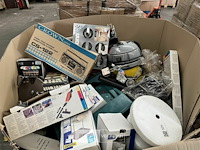 Pallet met inhoud diverse consumenten goederen - afbeelding 4 van  8