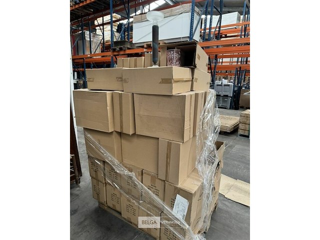 Pallet met inhoud diverse decoratie - afbeelding 1 van  5