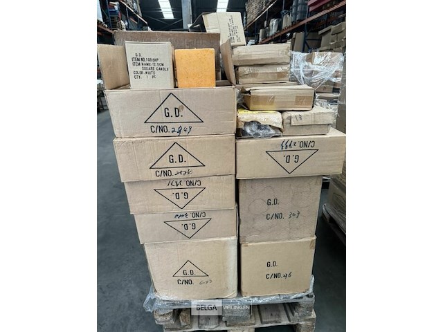 Pallet met inhoud diverse soorten en modellen kaarsen - afbeelding 4 van  12