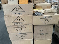 Pallet met inhoud diverse soorten en modellen kaarsen - afbeelding 4 van  12