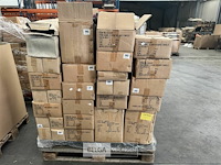 Pallet met inhoud diverse soorten en modellen kaarsen