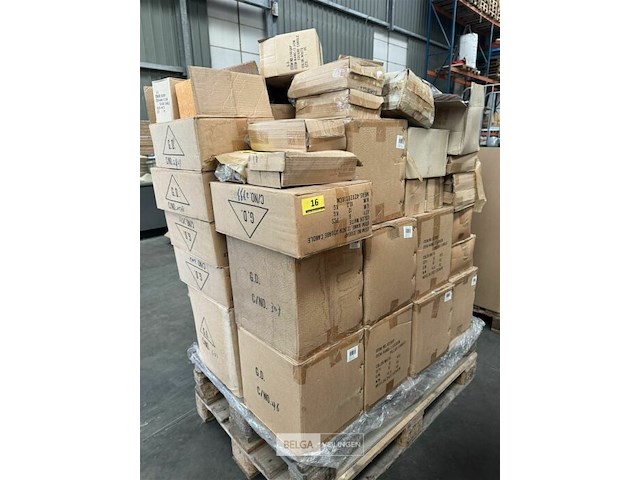 Pallet met inhoud diverse soorten en modellen kaarsen - afbeelding 7 van  12