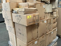 Pallet met inhoud diverse soorten en modellen kaarsen - afbeelding 7 van  12